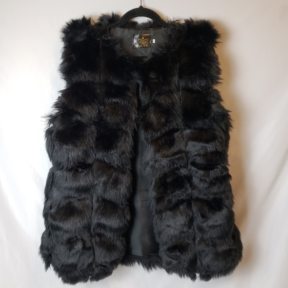 QIYE Faux Fur Vest - Picture 3 of 15